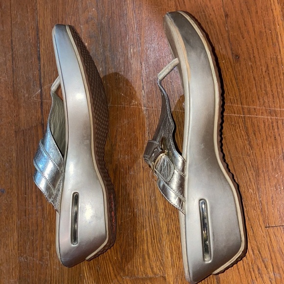 cole haan gold flip flops nike air walking shoe travel comfortable leather cute - Picture 2 of 7